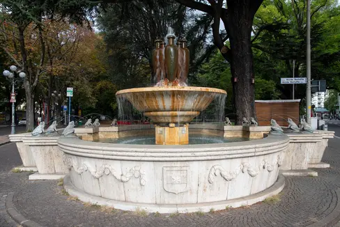 Der Froschbrunnen in Bozen wurde 1929 von Ignaz Gabloner und Francesco Rossi geplant und errichtet, nachdem eine Bombe ihn zerstörte, wurde er 1955 in leicht veränderter Form wiedererrichtet. (Foto: LPA/LDA)