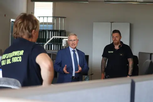 Traditioneller Besuch zum Mittsommerfeiertag: Regierungskommissär Vito Cusumano (Mitte) spricht den Disponenten in der Zentrale der Berufsfeuerwehr seinen Dank für ihre Arbeit aus, die sie auch dann ausüben, wenn viele im Urlaub sind. (Foto: LPA/Maja Clara)