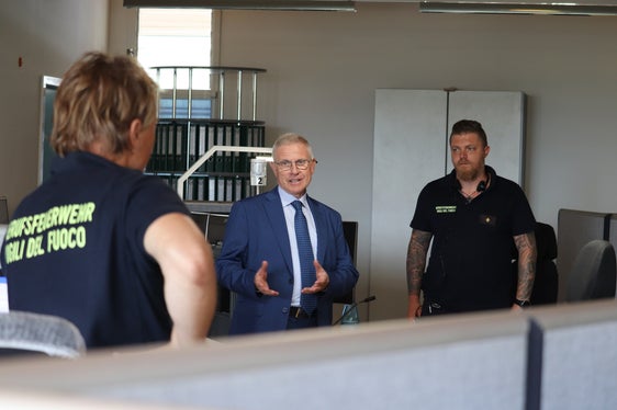 Il Commissario del Governo in visita alla sede del Corpo Permanente dei Vigili del Fuoco di Bolzano. (Foto: ASP/Maja Clara)
