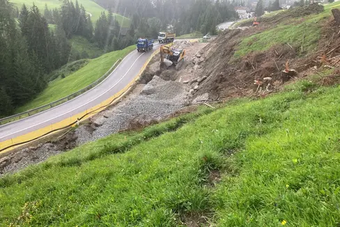 Bei Puntac im Gadertal wird die Straße gesichert und übersichtlicher gemacht. Die Arbeiten zur Stabilisierung des Hangs sind aufgrund des Materials sehr aufwendig. (Foto: LPA/Landesabteilung Tiefbau)