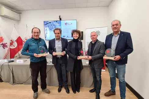 Da sinistra Angelo Corradini (Marcialonga), Franz Theurl (Dolomitenlauf), Elisa Bertò e Christoph von Ach (Euregio Tirolo-Alto Adige Trentino) e Walter Felderer (GF Val Casies). (Foto: Euregio)