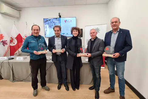 Da sinistra Angelo Corradini (Marcialonga), Franz Theurl (Dolomitenlauf), Elisa Bertò e Christoph von Ach (Euregio Tirolo-Alto Adige Trentino) e Walter Felderer (GF Val Casies). (Foto: Euregio)