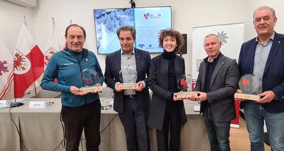 Stellten den Euregio-Ehrenschutz für die Volkslangläufe vor: (v.l.) Angelo Corradini (Marcialonga), Franz Theurl (Dolomitenlauf), Elisa Bertò und Christoph von Ach (Euregio) sowie Walter Felderer (Gsiesertal-Lauf). (Foto: Euregio)