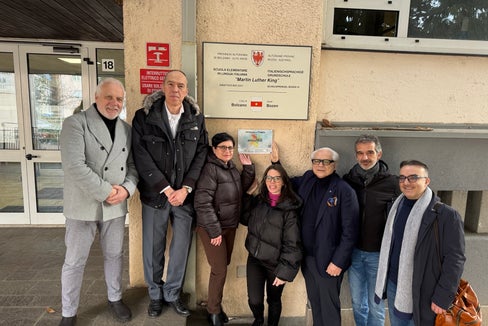 Alcuni partner del progetto necessARIA hanno effettuato un sopralluogo nella scuola Martin Luther King. Da sinistra a destra: Maurizio Lombardi, referente della Regione Marche, Luca Verdi, direttore del Laboratorio Analisi aria e radioprotezione, Agata Scinaldi, vicaria della scuola elementare, Clara Peretti, ingegnera del progetto, Mario Carlocchia, della Regione Marche, Franco Lever, direttore della scuola, e Fabio Furciniti, Direzione provinciale Scuole in lingua italiana (Foto: USP/Luca Verdi)