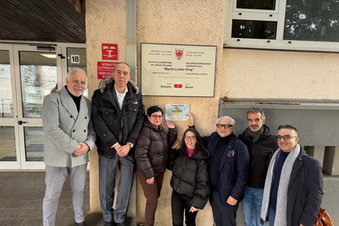 Alcuni partner del progetto necessARIA hanno effettuato un sopralluogo nella scuola Martin Luther King. Da sinistra a destra: Maurizio Lombardi, referente della Regione Marche, Luca Verdi, direttore del Laboratorio Analisi aria e radioprotezione, Agata Scinaldi, vicaria della scuola elementare, Clara Peretti, ingegnera del progetto, Mario Carlocchia, della Regione Marche, Franco Lever, direttore della scuola, e Fabio Furciniti, Direzione provinciale Scuole in lingua italiana (Foto: USP/Luca Verdi)