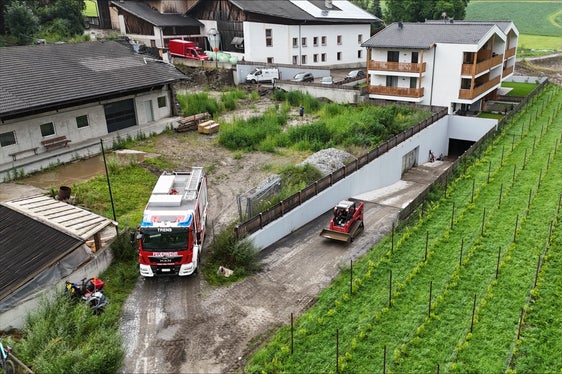 Die Berufsfeuerwehr Bozen unterstützt die Freiwillige Feuerwehr Trens mit einem Kleinbagger bei der Räumung einer Tiefgarage in Trens. (Foto: LPA/Berufsfeuerwehr Bozen)