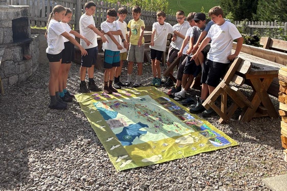 Vivere la natura, scoprire cose nuove e crescere insieme come gruppo: l’iniziativa “I giovani in vetta” ha posto al centro delle attività le esperienze condivise, lo scambio e il rapporto rispettoso con l’ambiente montano. (Foto: Ufficio Natura/Area Educazione alla natura e all’ambiente)