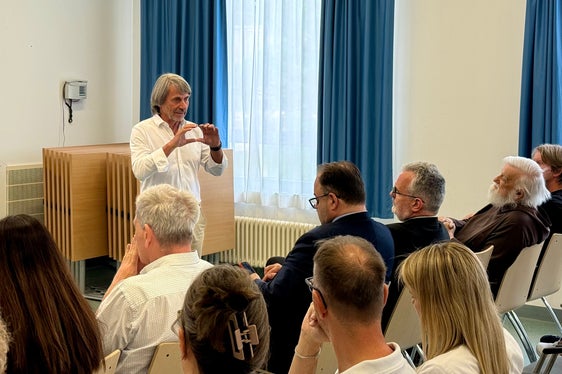 L'assessore provinciale alla Prevenzione sanitaria e Salute Hubert Messner a colloquio con il personale dell'ospedale di Merano. (Foto: USP/Angelika Schrott)