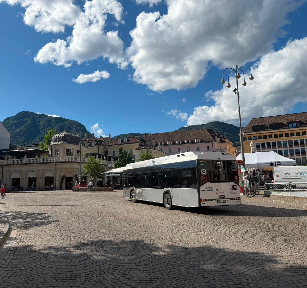 La nuova fermata permette anche di ridurre il numero di linee che si fermano presso alcune banchine in via Alto Adige, dove oggi si registrano maggiori interferenze tra autobus e passeggeri, in particolare nelle fasi di salita e discesa. Nella foto, uno degli autobus urbani in arrivo da via Alto Adige che dal 21 giugno fermerà in piazza Walther. (Foto: USP/Bruno Benedetto)