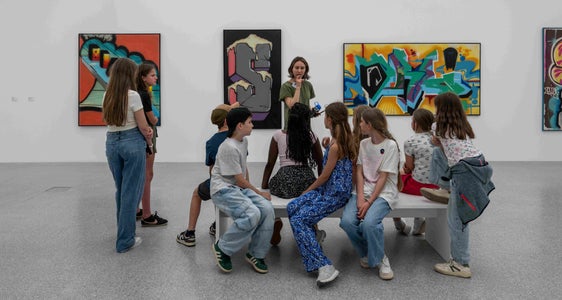 Momentaufnahme der Abschlussveranstaltung von KIDS – „Kunst in die Schule“ im Museion in Bozen (Südtirol) am 10. Juni 2025 mit Kindern und Jugendlichen aus allen Euregio-Ländern (Foto: Museion/Daniele Fiorentino)
