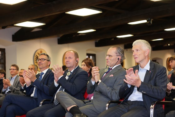 Alla cerimonia ha presenziato (primo da sinistra) anche il presidente della Provincia autonoma di Bolzano Arno Kompatscher. Alla sua sinistra il vicepresidente del Land Tirolo, Josef Geisler. (Foto: Ufficio stampa Provincia autonoma di Trento)