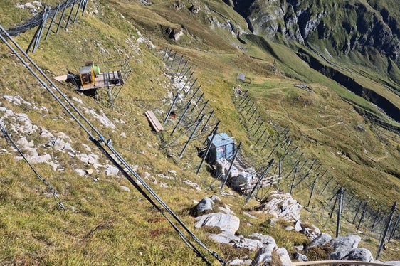 Il cantiere per le opere di protezione dalla valanga Zeppichl si trova in un territorio alpino d’alta quota ed è raggiungibile solo in elicottero o a piedi. (Foto: USP/Ufficio provinciale Sistemazione bacini montani ovest dell’Agenzia per la protezione civile)