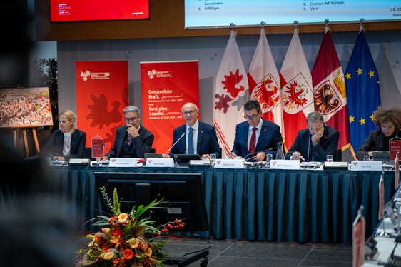 La Giunta e il Segretariato generale dell'Euregio: Judith Nothdurfter e il presidente della Provincia autonoma di Bolzano Arno Kompatscher, il presidente dell'Euregio e capitano del Tirolo Anton Mattle, il segretario generale dell'Euregio Matthias Fink, il presidente della Provincia autonoma di Trento Maurizio Fugatti ed Elisa Bertó. (Foto: Land Tirolo/Neuner)
