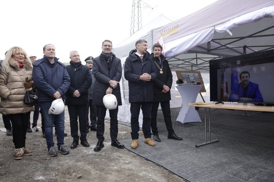 Vor dem Spatenstich: (v.l.) Landtagspräsidentin Rita Mattei, Umweltlandesrat Giuliano Vettorato, Regierungskommissär Vito Cusumano, Landeshauptmann Arno Kompatscher, Mobilitäts- und Infrastruturlandesrat Daniel Alfreider und Martin Schneider (Bürgermeister Percha) während der Video-Botschaft von Minister Matteo Salvini (Foto: LPA/Tiberio Sorvillo)