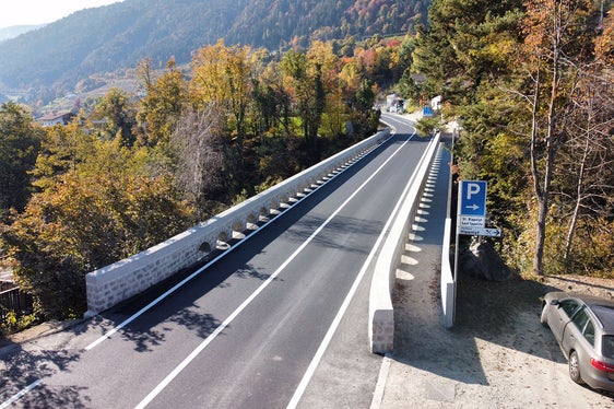 Die erneuerte Bogenbrücke von oben: Das Tragwerk ist nun dauerhafter und sowohl Trag- als auch Verkehrssicherheit wurden erhöht. (Foto: LPA/Straßendienst/Mottironi)