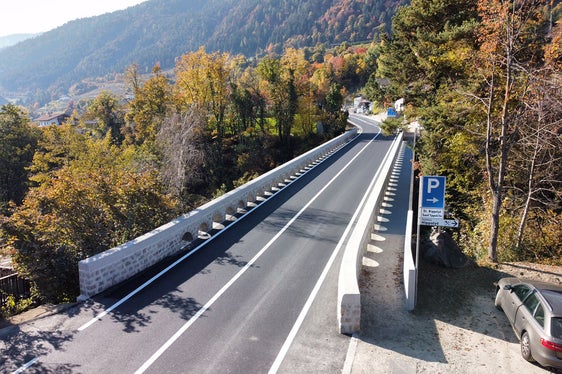 Gli interventi eseguiti sul ponte a Narano/Tesimo garantiscono maggiore durata alla struttura portante e maggiore sicurezza di portata e di transito. (Foto: ASP/Servizio strade/Mottironi)