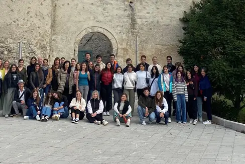 Foto di gruppo dei giovani dell'Euregio davanti al Museo ladino Ciastel de Tor a San Martino in Badia (Foto: Euregio)