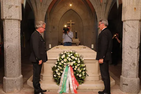 Kranzniederlegung am Grabmal von Erzherzog Johann: (v.l.) LH Christopher Drexler und LH Arno Komaptscher (Foto: Land Steiermark)