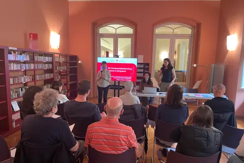 In der Sprachenmediathek der italienischen Kulturabteilung in Meran ist jüngst eine Informationsveranstaltung zur Zweisprachigkeitsprüfung über die Bühne gegangen, eine weitere ist für den 16. April in Bruneck geplant. (Foto: LPA/Aron Mairhofer)