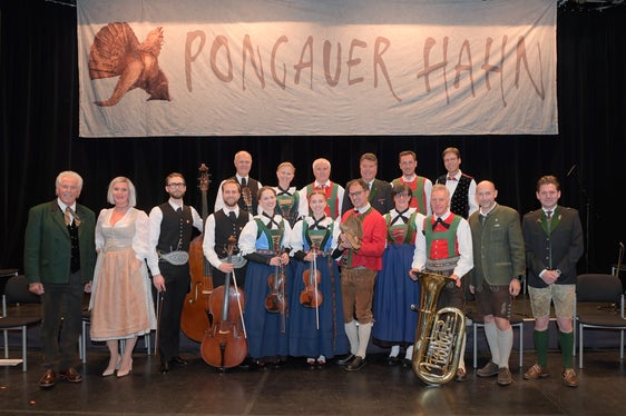Der Pongauer Hahn ist ein überregionaler Volksmusikpreis, der seit 1996 alle zwei Jahre von der Stadt St. Johann im Pongau gestiftet wird. Es ist kein Wettbewerb, und die Preisträger werden dafür nicht durch eine Jury festgelegt, sondern von einem Paten vorgeschlagen, der von einer hochkarätig besetzten Jury bestimmt wurde. Im Bild der diesjährige Pate und die diesjährigen Preisträger in der Kategorie Instrumental, beide aus Südtirol, beim Festabend am 9. Mai. (Foto: LPA/Verein Pongauer Hahn)