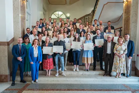 Il 10 giugno, a Palazzo Widmann, sono stati consegnati i diplomi del corso di abilitazione a 48 segretarie e segretari comunali. (Foto: USP/Greta Steufer)