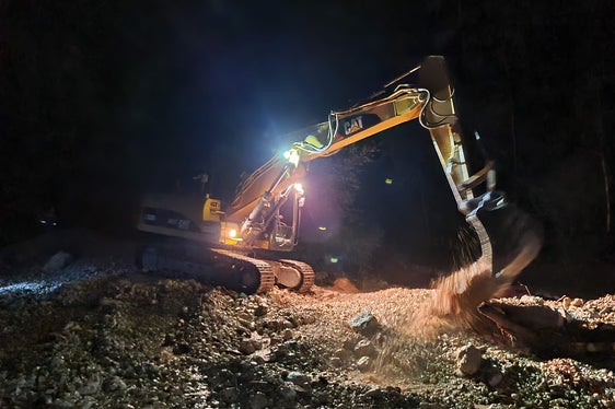Die Wildbachverbauung mit Vorarbeiter Michael Helfer und Bachaufseher Manfred Wörndle hat in der Nacht auf heute umgehend mit der Räumung und der Absicherung von Straßen und Böschungen begonnen, im Bild beim Schlernbach in Ums-Völs. (Foto: Landesamt für Wildbach- und Lawinenverbauung Süd in der Agentur für Bevölkerungsschutz)