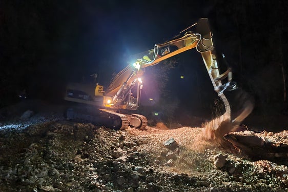 Die Wildbachverbauung mit Vorarbeiter Michael Helfer und Bachaufseher Manfred Wörndle hat in der Nacht auf heute umgehend mit der Räumung und der Absicherung von Straßen und Böschungen begonnen, im Bild beim Schlernbach in Ums-Völs. (Foto: Landesamt für Wildbach- und Lawinenverbauung Süd in der Agentur für Bevölkerungsschutz)