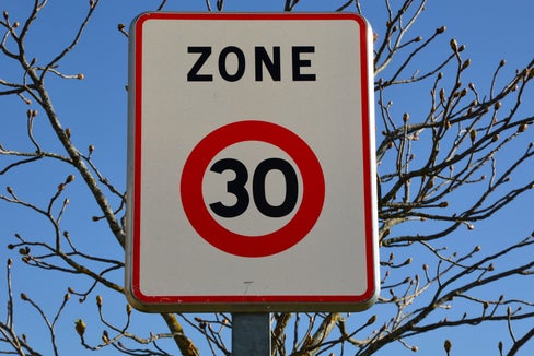 Provincia e Comuni collaborano per garantire che vengano effettuati controlli di velocità e che le infrazioni vengano sanzionate. L'obiettivo è proteggere la popolazione e l'ambiente e aumentare la sicurezza stradale. (Foto: www.pexels.com/Ulrich Trappschuh - La foto può essere utilizzata solo in relazione al comunicato stampa.)