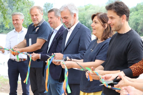 Band in symbolischen Farben durchtrennt: (v.l.) der stellvertretende Direktor der Agentur für Bevölkerungsschutz Willigis Gallmetzer, der stellvertretende Direktor des Funktionsbereichs Wildbachverbauung Peter Egger, Bozens Vizebürgermeister Luis Walcher, Bevölkerungsschutzlandesrat Arnold Schuler, Stadträtin Chiara Rabini, Daniele Lupo von der ideengebenden Genossenschaft Lungomare (Foto: LPA/Maja Clara)