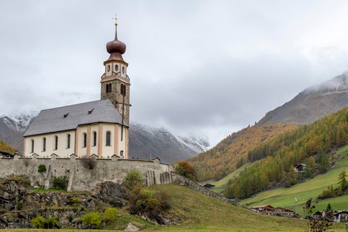 Mit der Gemeinde Schnals - im Bild die Kirche von Unser Frau - haben südtirolweit zehn Gemeinden ein genehmigtes Gemeindeentwicklungsprogramm. (Foto: LPA/Manuela Tessaro)