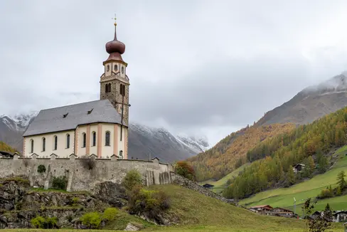 Mit der Gemeinde Schnals - im Bild die Kirche von Unser Frau - haben südtirolweit zehn Gemeinden ein genehmigtes Gemeindeentwicklungsprogramm. (Foto: LPA/Manuela Tessaro)