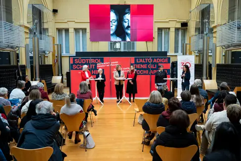 Al motto “L'Alto Adige tiene gli occhi aperti” la Provincia porta avanti una campagna di sensibilizzazione fino al 10 dicembre per attirare l'attenzione sulle varie forme di violenza contro le donne (Foto: USP/Fabio Brucculeri)