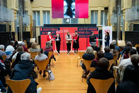 Al motto “L'Alto Adige tiene gli occhi aperti” la Provincia porta avanti una campagna di sensibilizzazione fino al 10 dicembre per attirare l'attenzione sulle varie forme di violenza contro le donne (Foto: USP/Fabio Brucculeri)