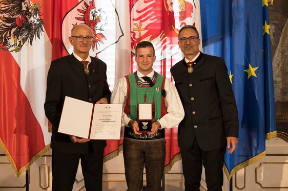 Damian Delugan (Bildmitte) aus Schnals hatten einen bewusstlosen Mann in einer Gondel gerettet. Am 15. August erhielt er von den Landeshauptleuten Anton Mattle (links) und Arno Kompatscher (rechts) die Lebensrettermedaille.
(Foto: Land Tirol/Sedlak)