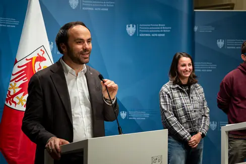Con Bilancio giovani Turbo è stato creato un progetto che consente di coinvolgere attivamente nella comunità i giovani e le loro idee, ha sottolineato l’assessore provinciale Philipp Achammer (nella foto a sinistra, accanto a lui la vicesindaca di Cortaccia Stephanie Goldner e il responsabile del progetto Florian Pallua) durante la presentazione della seconda edizione di Turbo. (Foto: USP/Fabio Brucculeri)