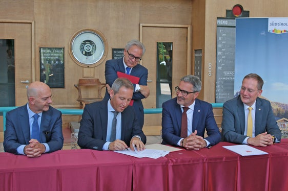 Bei der Unterzeichnung des Dokument für die Finanzierung der Arbeiten zur Aufwertung am Meraner Pferderennplatzes Meran im Kraftraum der Ehrentribüne am Meraner Pferderennplatzes. (Foto: Gemeinde Meran/Stefano Bolognesi)