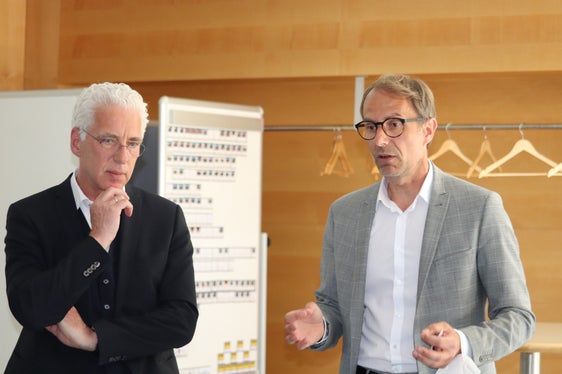 Cooperazione per la protezione della popolazione: il coordinatore Rai,Zeno von Braitenberg, (a sinistra) con il direttore della Protezione civile, Klaus Unterweger, nel Centro funzionale provinciale (Foto: ASP/Maja Clara)