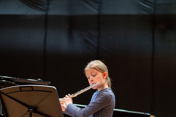 Elisa Conte (Scuola di Musica di Vandoies/Rio di Pusteria) durante l'esibizione al flauto traverso. (Foto: USP/Shakesbear Photography & Art)