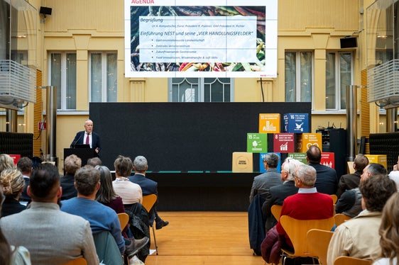 NEST wurde vom Land Südtirol initiiert und als Auftrag an Eurac Research vergeben. Die IDM Südtirol fungierte als enger Kooperationspartner im Projekt. Im Bild: Roland Psenner, Präsident Eurac Research. (Foto: LPA/Fabio Brucculeri)