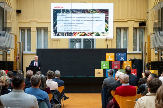NEST wurde vom Land Südtirol initiiert und als Auftrag an Eurac Research vergeben. Die IDM Südtirol fungierte als enger Kooperationspartner im Projekt. Im Bild: Roland Psenner, Präsident Eurac Research. (Foto: LPA/Fabio Brucculeri)