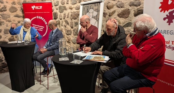 Uno sguardo a Gaismair come visionario in anticipo sui tempi: (da sinistra) Ulrike Kindl, il moderatore Hannes Obermair, Josef Prackwieser, Walter Eccli e Walter Hengl (Foto: Euregio/Armin Gluderer)