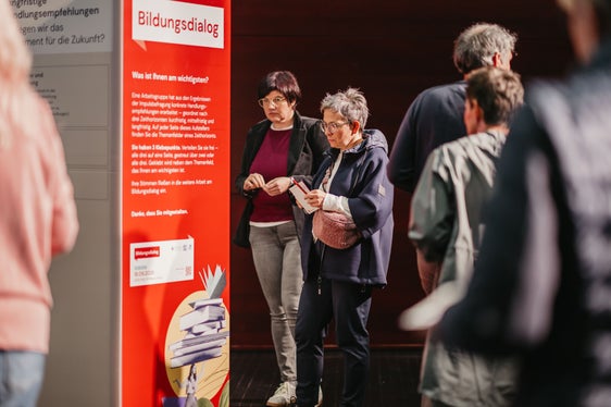 Durch interaktive Elemente wurde beim Treffen eine Feedbackschleife geschaffen. (Foto: LPA/Andreas Senoner)