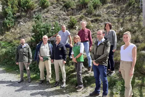 I capi delle autorità forestali della regione alpina alla riunione nei pressi di Bressanone: oltre alla sostenibilità, l'attenzione era anche sull'offerta educativa dei singoli paesi. (Foto: ASP/Dipartimento forestale)