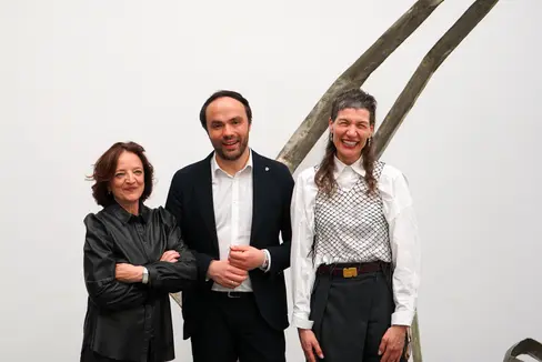 Landesrat Philipp Achammer mit der langjährigen Museion-Präsidentin Marion Piffer Damiani und der neuen Präsidentin Tanja Pichler. (Foto: Museion)