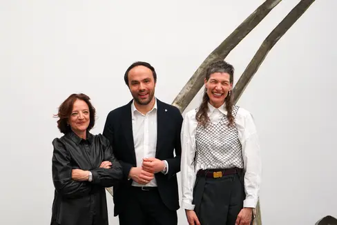 Landesrat Philipp Achammer mit der langjährigen Museion-Präsidentin Marion Piffer Damiani und der neuen Präsidentin Tanja Pichler. (Foto: Museion)