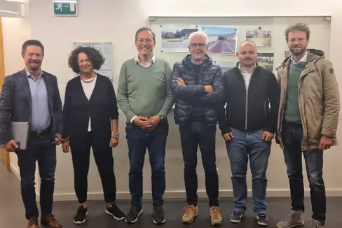 Antrittsbesuch mit Aussprache (v. l.): Michael Pfeifer, Marina Albertoni, Landesrat Massimo Bessone, Claudio Sartori, Daniel Bedin und Hannes Weiss (Foto: LPA/Abteilung Hochbau und Technischer Dienst)