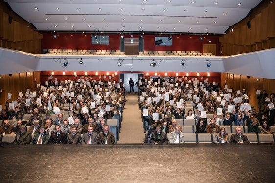 Urkunden zur bestandenen Jägerprüfung hoch: die angehenden Jäger und Jägerinnen bei der Feier im Waltherhaus (Foto: LPA/Bernhard Aichner)