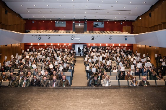 Urkunden zur bestandenen Jägerprüfung hoch: die angehenden Jäger und Jägerinnen bei der Feier im Waltherhaus (Foto: LPA/Bernhard Aichner)