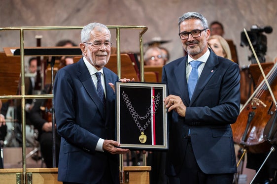 Il Presidente federale d’Austria Alexander Van der Bellen (a sinistra) è stato elogiato dal presidente della Provincia Arno Kompatscher (a destra) come un europeista convinto e un importante alleato. Kompatscher ha sottolineato quanto l’Alto Adige sia una questione che sta a cuore del Presidente Van der Bellen. (Foto: USP/Ivo Corrà)