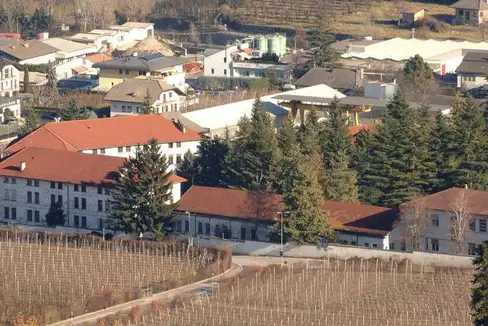 Das Gebäude der ehemaligen Kaserne Mercanti in Eppan wird abgerissen und saniert. Am 25. Juni hat die Landesregierung den Plan zum Abbruch der Gebäude und zur Umweltsanierung des Geländes genehmigt. (Foto: Landesabteilung Hochbau)